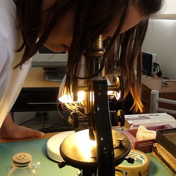Mädchen mit Mikroskop
